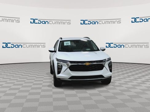 Used 2025 Chevrolet Trax LT FWD image 4