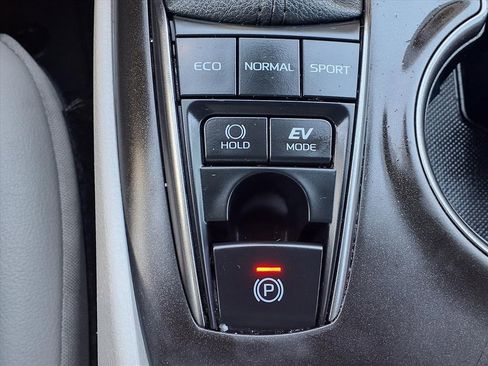 Used 2024 Toyota Camry SE image 10