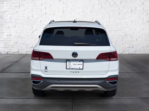 Used 2024 Volkswagen Taos SE w/ Panoramic Sunroof Package FWD image 6