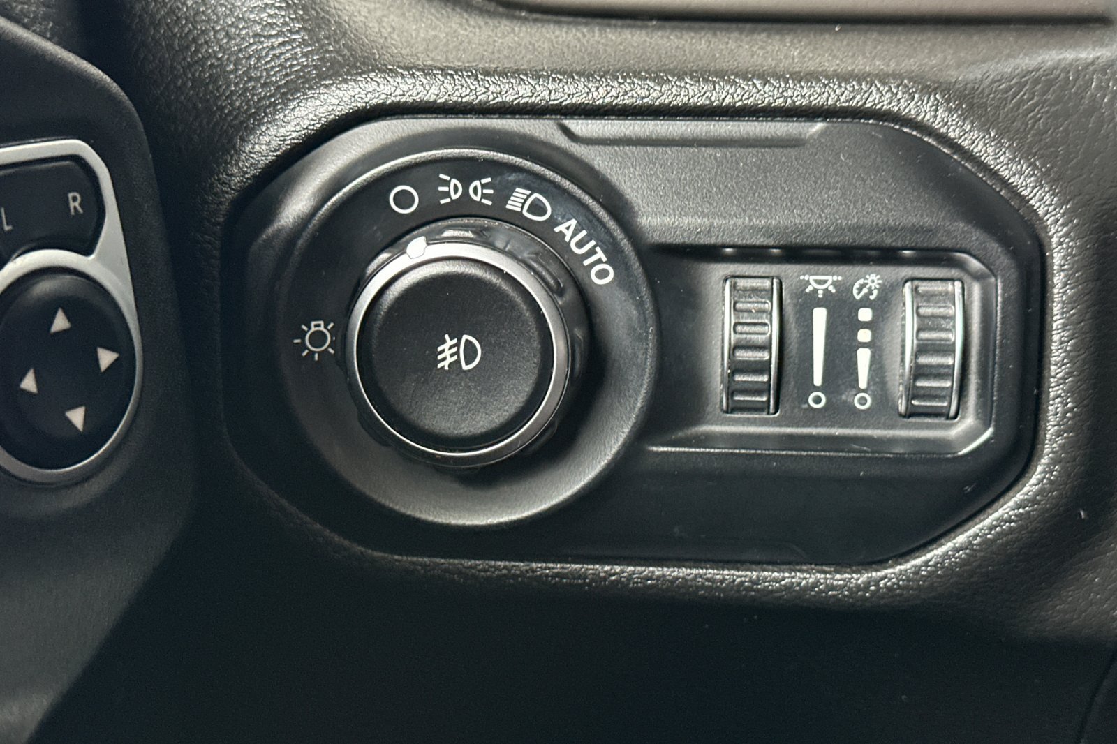 Used 2018 Jeep Wrangler Unlimited Rubicon AWD/4WD image 35