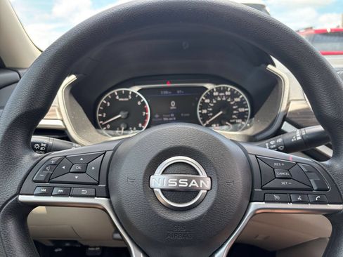 Used 2025 Nissan Altima 2.5 SV FWD image 30