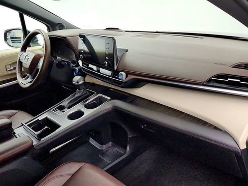 Used 2023 Toyota Sienna Platinum image 28