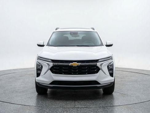 Used 2025 Chevrolet Trax LT FWD image 2