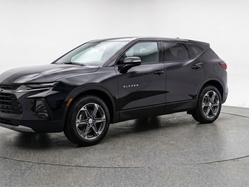 Used 2025 Chevrolet Blazer LT FWD image 3