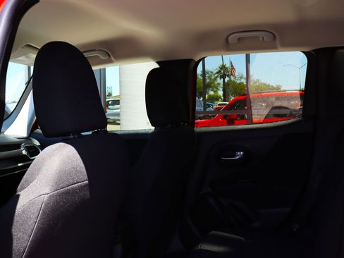 Used 2019 Jeep Renegade Latitude FWD image 34