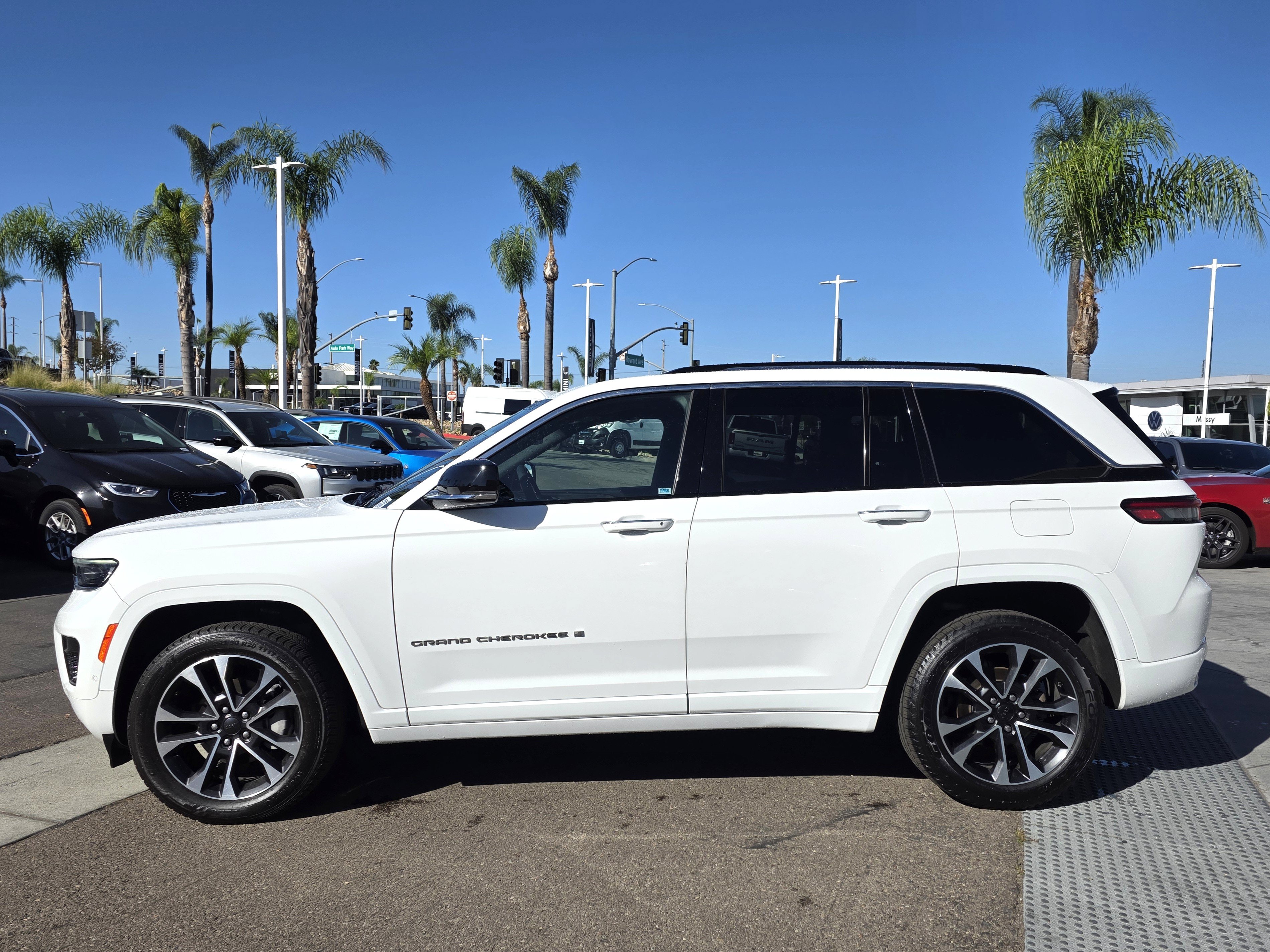 Used 2023 Jeep Grand Cherokee Overland w/ Luxury Tech Group IV RWD image 2