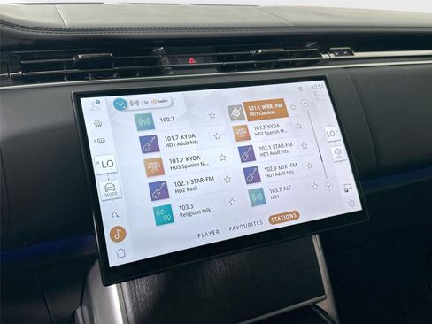 Certified 2025 Land Rover Range Rover SE AWD/4WD image 23