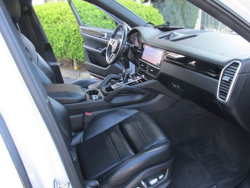 Used 2020 Porsche Cayenne image 58