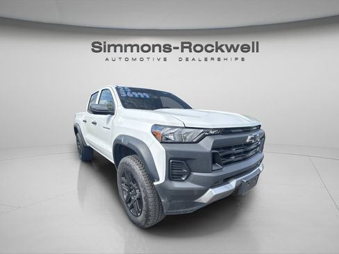 Used 2025 Chevrolet Colorado Trail Boss AWD/4WD image 5