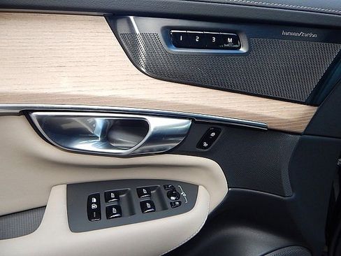 New 2026 Volvo XC90 B5 Plus image 16
