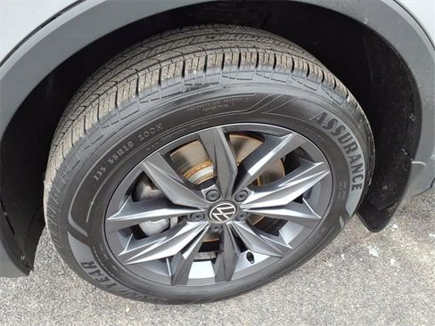Used 2022 Volkswagen Tiguan SE image 9