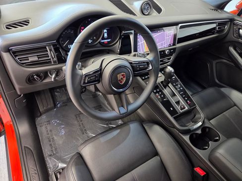Certified 2025 Porsche Macan image 4