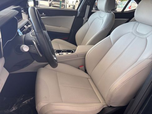 Used 2025 Genesis G70 2.5T image 37