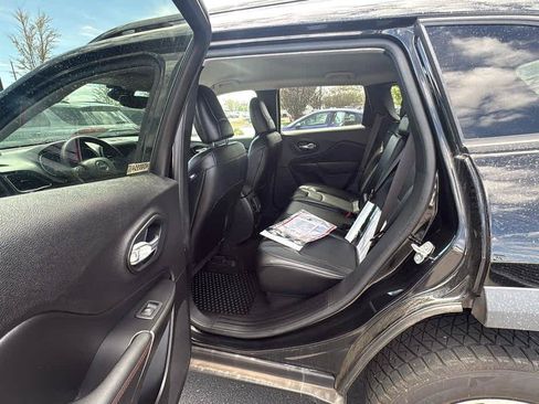 Used 2022 Jeep Cherokee Trailhawk w/ Premium Leather Package AWD/4WD image 19