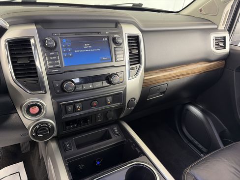 Used 2018 Nissan Titan SL w/ Chrome Package AWD/4WD image 4