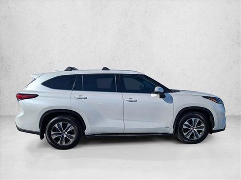 Used 2022 Toyota Highlander XLE AWD/4WD image 4