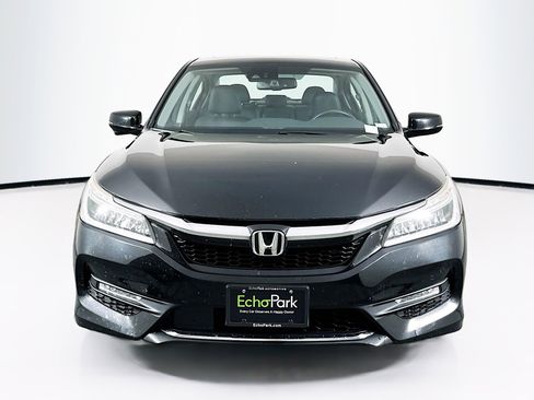 Used 2017 Honda Accord Touring image 2