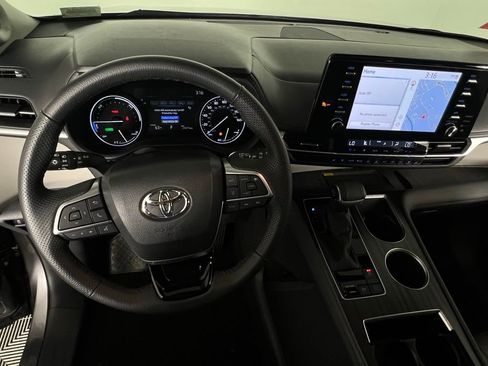 Used 2023 Toyota Sienna Limited image 14
