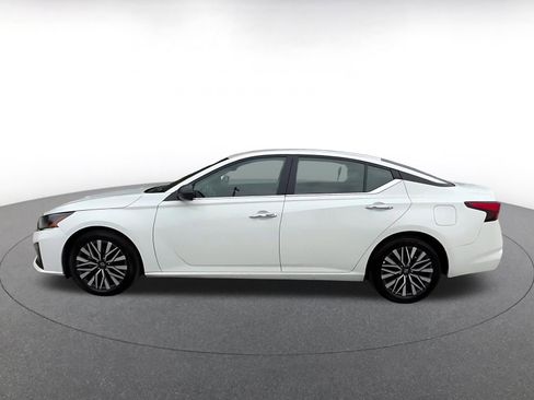 Used 2025 Nissan Altima 2.5 SV FWD image 9