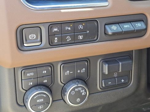 Used 2024 Chevrolet Tahoe High Country AWD/4WD image 11