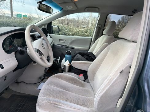 Used 2013 Toyota Sienna LE image 8