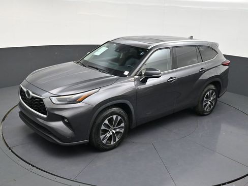 Used 2022 Toyota Highlander XLE image 12