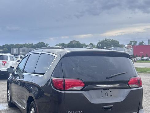 Used 2017 Chrysler Pacifica Touring-L FWD image 4