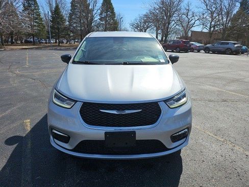 Used 2024 Chrysler Pacifica Touring-L image 9