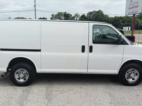 Used 2018 Chevrolet Express 2500 w/ Driver Convenience Package RWD image 6