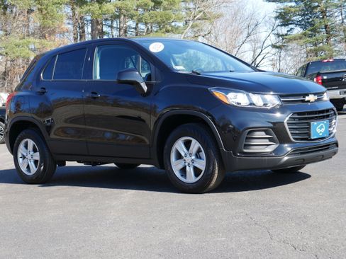 Used 2022 Chevrolet Trax LS w/ Tint and Cruise Package image 8