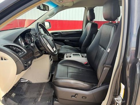 Used 2016 Chrysler Town & Country Touring FWD image 22