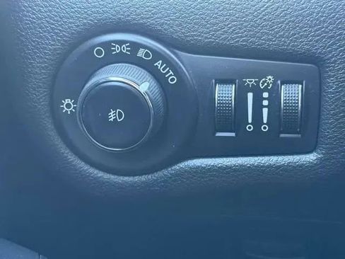 Used 2015 Jeep Cherokee Latitude FWD image 17