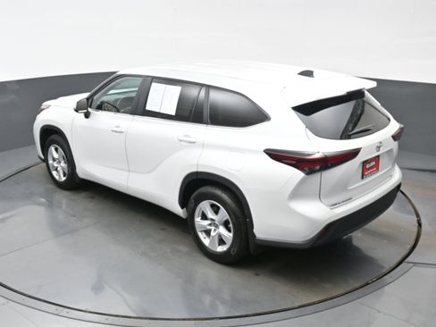 Used 2024 Toyota Highlander LE AWD/4WD image 38