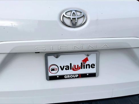 Used 2014 Toyota Sienna LE image 10