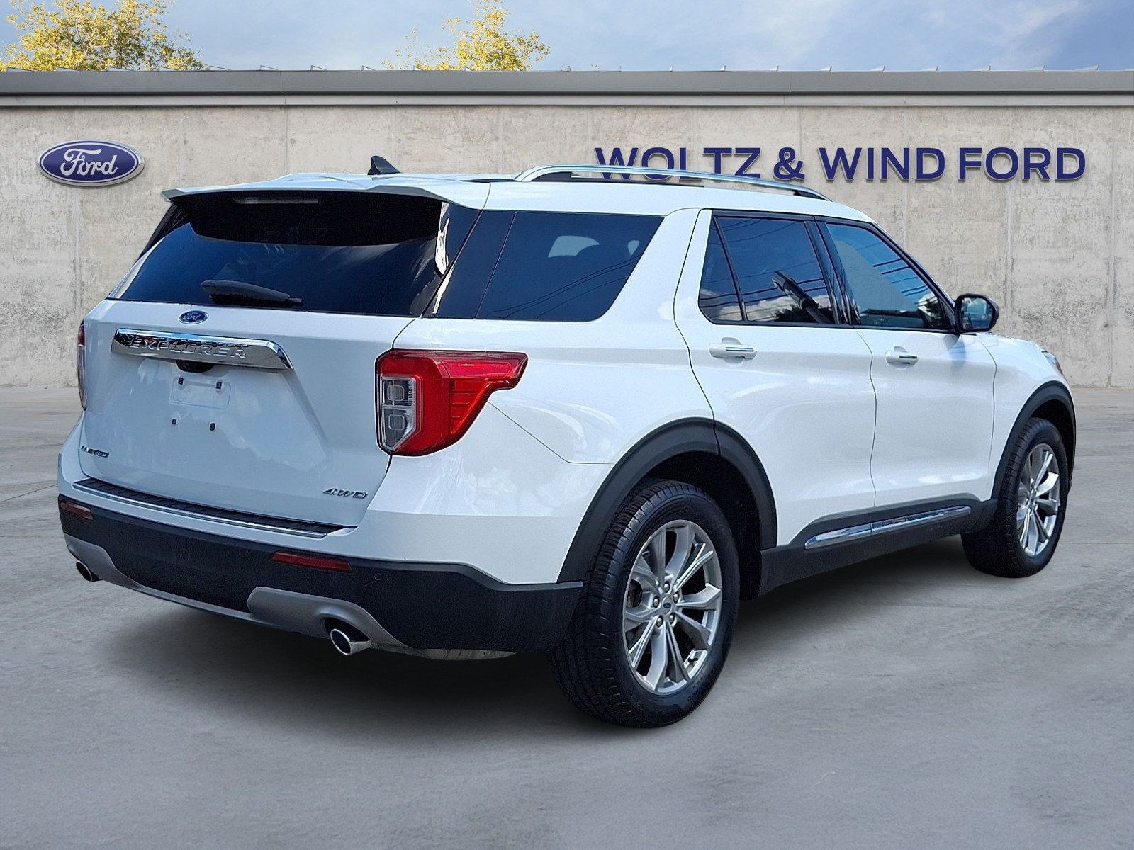 Used 2021 Ford Explorer Limited w/ Equipment Group 301A AWD/4WD image 6