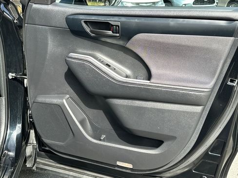 Used 2023 Toyota Highlander L image 12