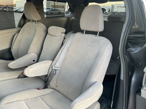 Used 2017 Toyota Sienna LE image 16