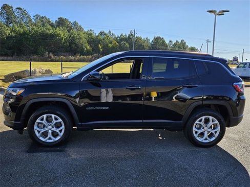 Used 2024 Jeep Compass Latitude w/ Sun and Sound Group image 5