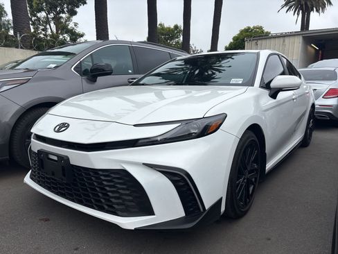 Used 2026 Toyota Camry SE image 1