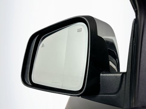 Used 2019 Jeep Grand Cherokee Limited image 16