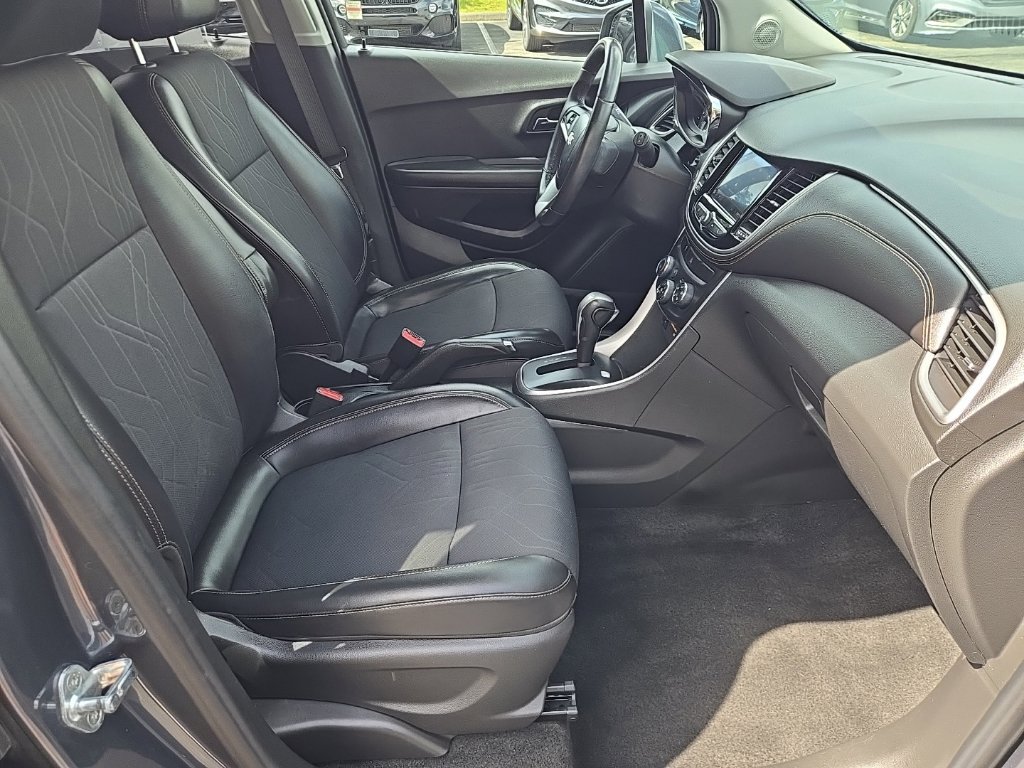 Used 2021 Chevrolet Trax LT w/ LT Convenience Package AWD/4WD image 26