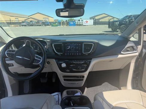 Used 2020 Chrysler Pacifica Touring-L Plus FWD image 10