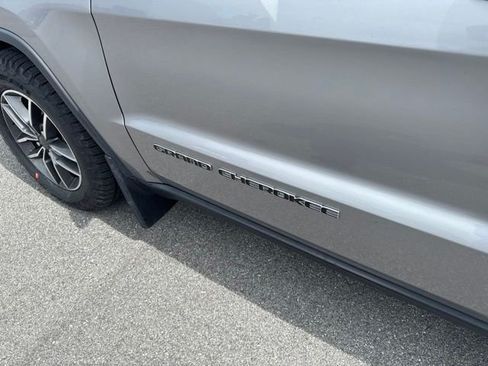 Used 2019 Jeep Grand Cherokee Limited AWD/4WD image 12