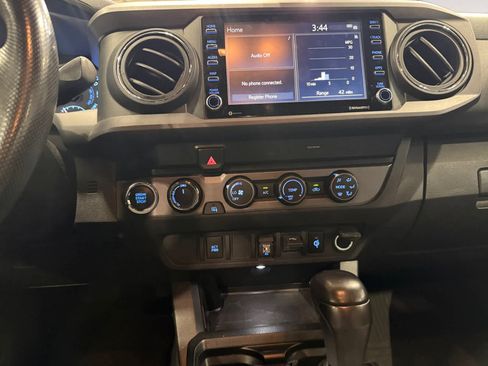 Used 2020 Toyota Tacoma TRD Off-Road AWD/4WD image 12