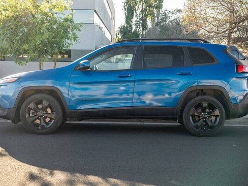 Used 2018 Jeep Cherokee Latitude w/ Altitude Package FWD image 2