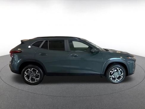 Used 2025 Chevrolet Trax LT w/ LT Convenience Package FWD image 11