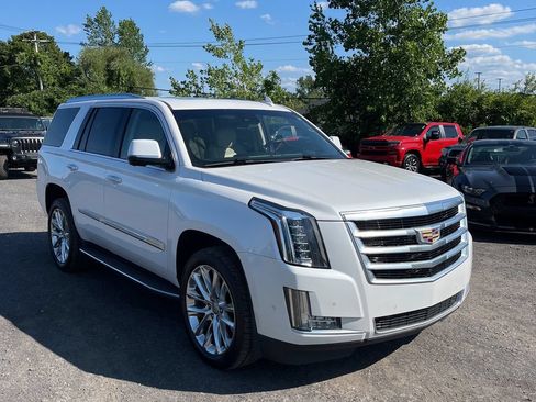 Used 2018 Cadillac Escalade Luxury AWD/4WD image 1