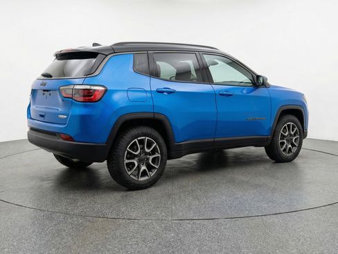 Used 2025 Jeep Compass Trailhawk image 9