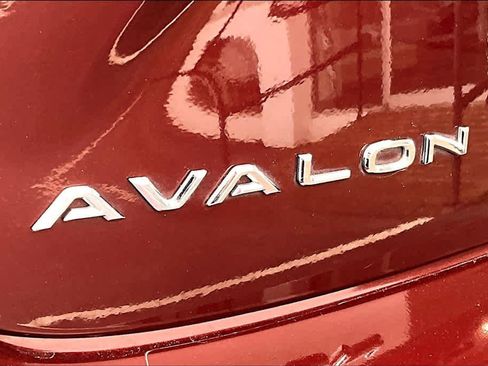 Used 2017 Toyota Avalon XLE Premium image 8