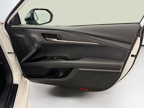 Used 2025 Toyota Camry SE image 33